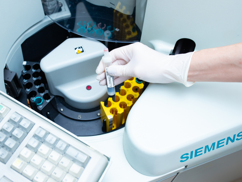Kako cepljenja in laboratorijski testi dopolnjujejo preventivne preglede
